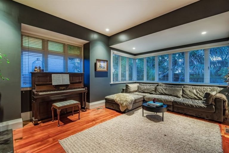 Photo of property in 15 Le Roy Terrace, Birkenhead, Auckland, 0626