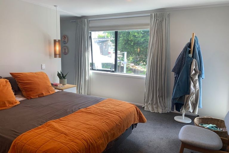 Photo of property in 1 Woodfern Crescent, Titirangi, Auckland, 0604