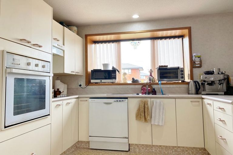 Photo of property in 32 Bowen Street, Upper Riccarton, Christchurch, 8041