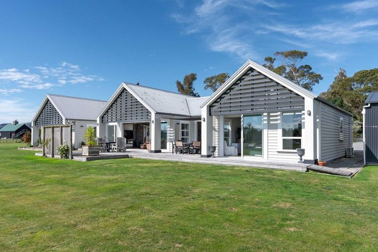Photo of property in 104 White Rock Road, Martinborough, 5781