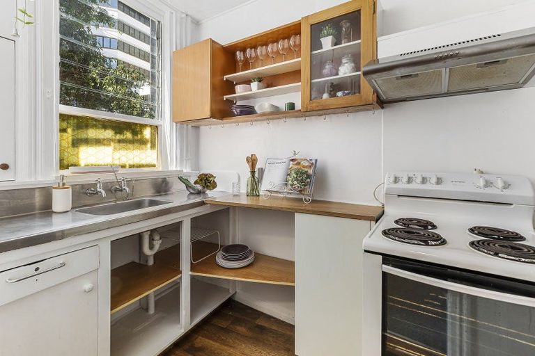 Photo of property in 18 Portland Crescent, Thorndon, Wellington, 6011