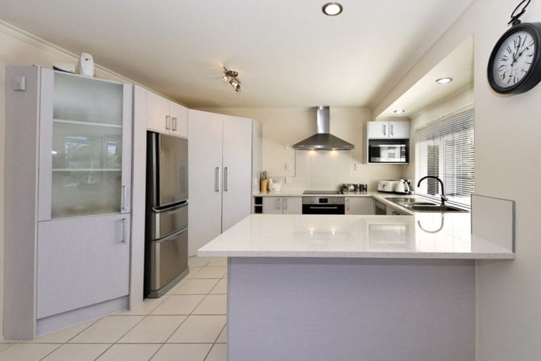Photo of property in 1/62 Whiting Grove, West Harbour, Auckland, 0618