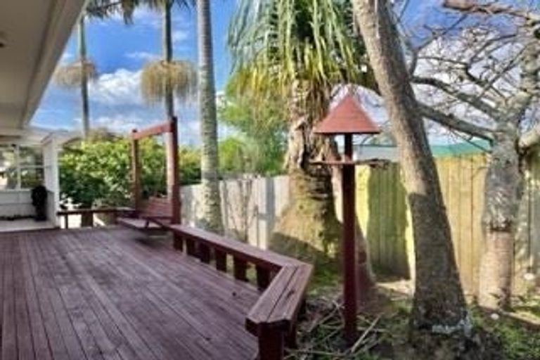 Photo of property in 2/3 Barron Drive, Green Bay, Auckland, 0604