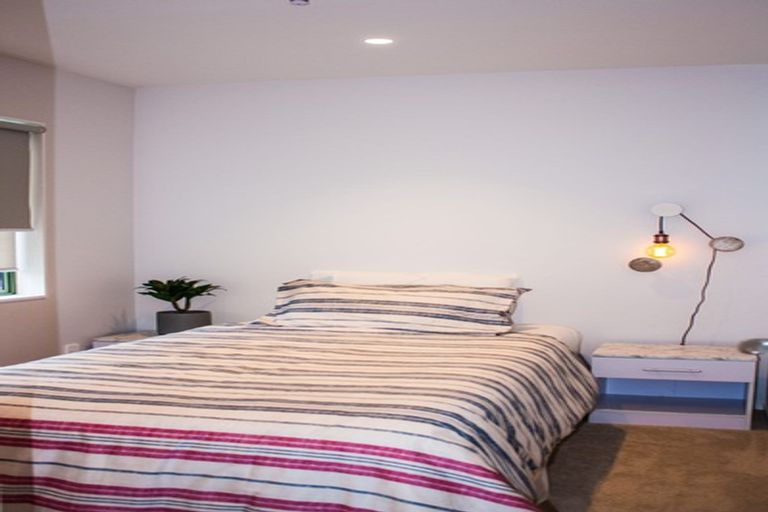 Photo of property in 1/87 Unsworth Drive, Unsworth Heights, Auckland, 0632