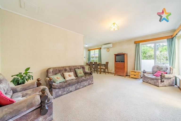 Photo of property in 5 Rawhiti Street, Stokes Valley, Lower Hutt, 5019