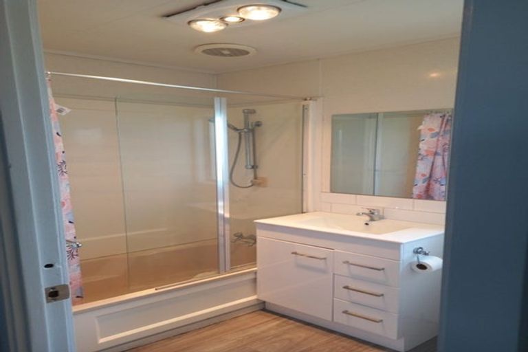 Photo of property in 6 Balwyn Place, Clendon Park, Auckland, 2103