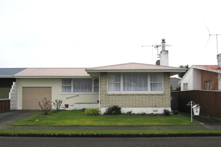 Photo of property in 52 Karaka Crescent, Levin, 5510