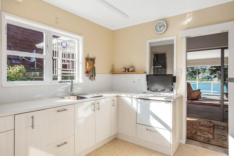 Photo of property in 54 Seaview Road, Paremata, Porirua, 5024