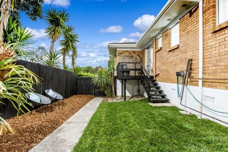Photo of property in 2/8 Tobruk Crescent, Milford, Auckland, 0620
