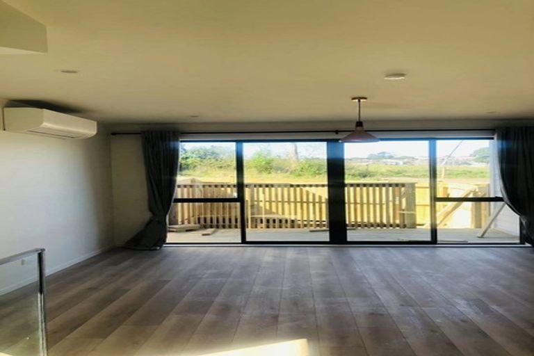 Photo of property in 12 Ingham Court, Fairview Heights, Auckland, 0632