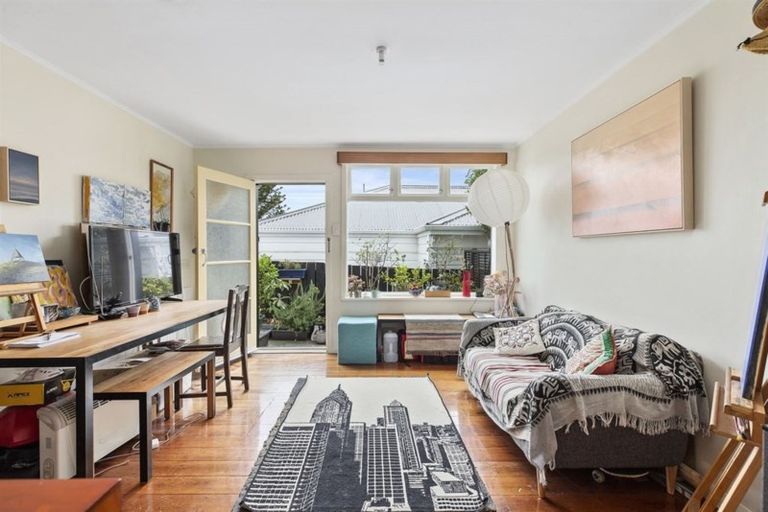 Photo of property in 42 Porritt Avenue, Mount Victoria, Wellington, 6011
