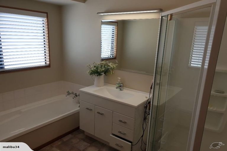 Photo of property in 16 Taupiko Place, Green Bay, Auckland, 0604