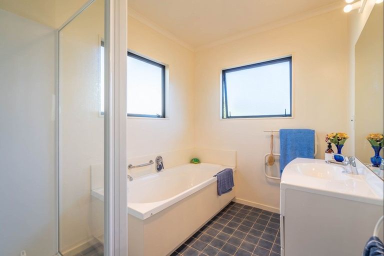 Photo of property in 18 Barrett Drive, Waikanae Beach, Waikanae, 5036