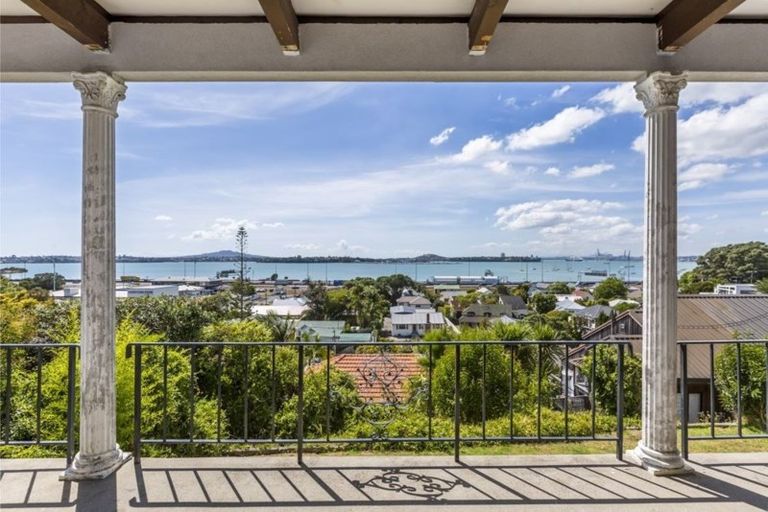 Photo of property in 2/1 Richmond Avenue, Northcote Point, Auckland, 0627