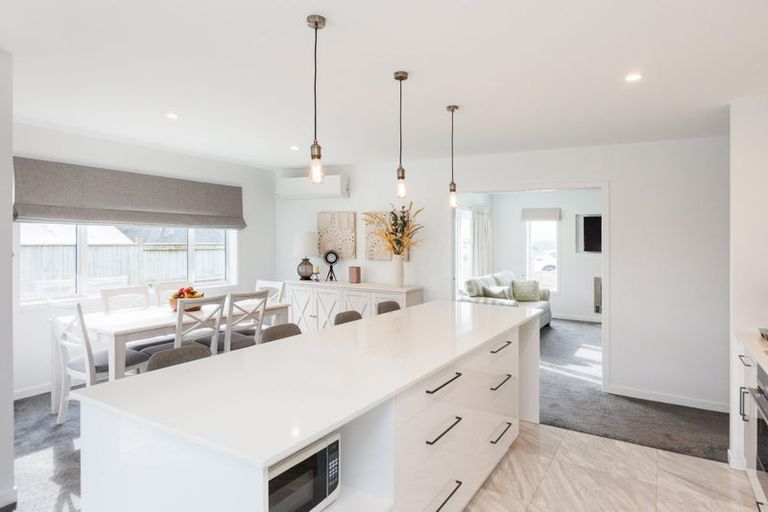 Photo of property in 23 Vaucluse Heights, Fitzherbert, Palmerston North, 4410