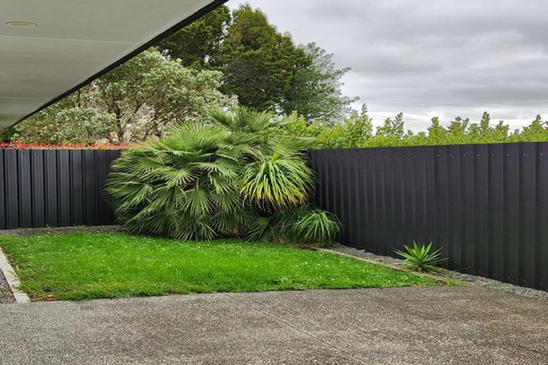 Photo of property in 2/44 Waimumu Road, Massey, Auckland, 0614