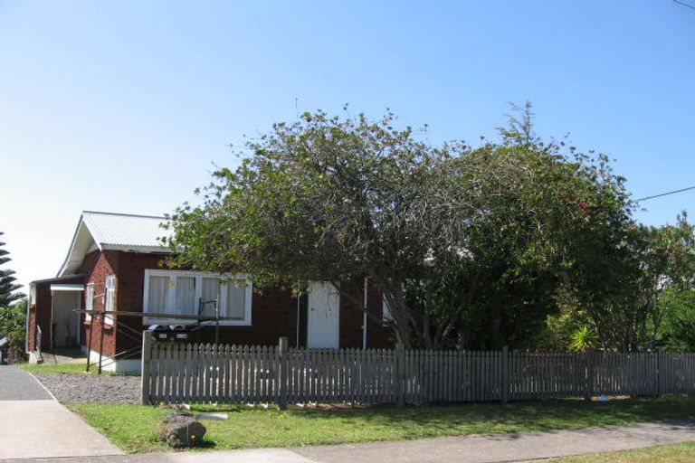 Photo of property in 2/895 East Coast Road, Northcross, Auckland, 0632