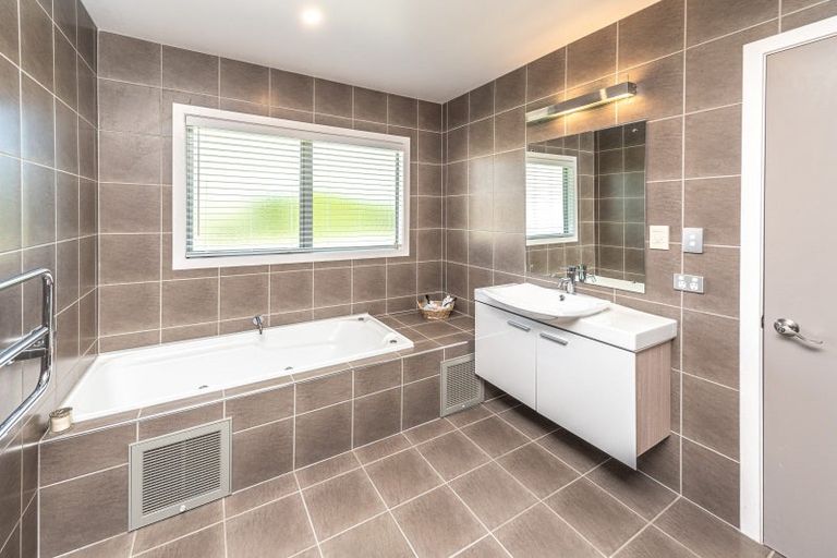 Photo of property in 18 Golf Vue Place, Castlecliff, Whanganui, 4501