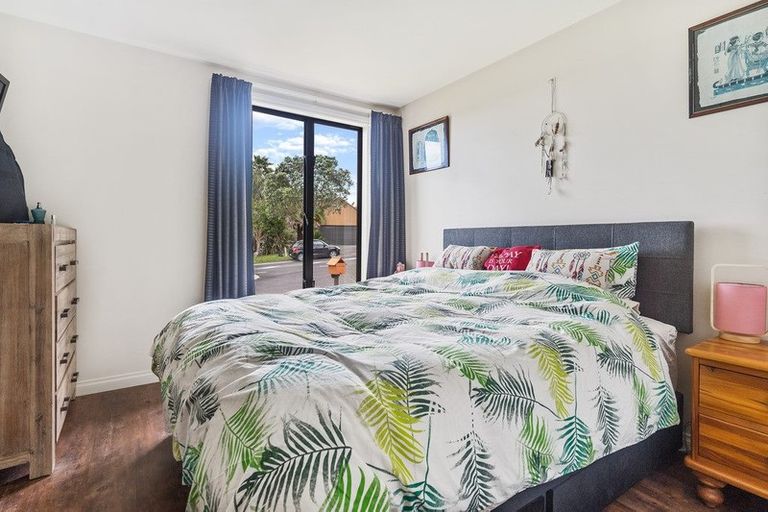 Photo of property in 16 View Ridge Drive, Ranui, Auckland, 0612