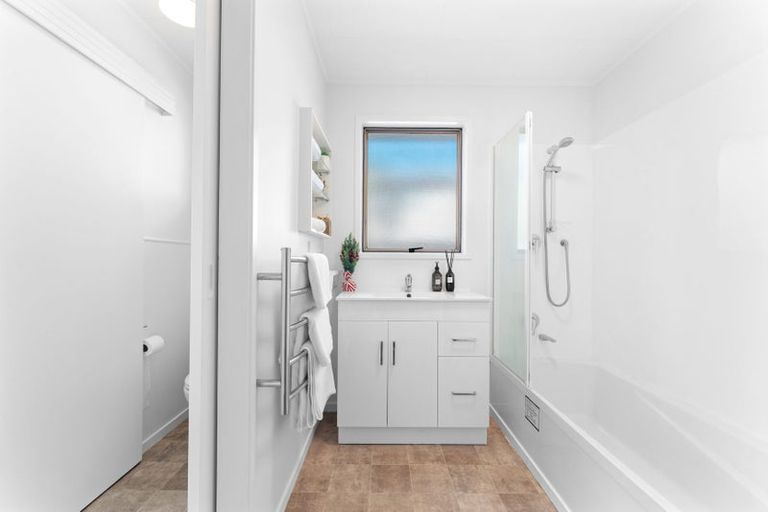 Photo of property in 2/1 Cantina Avenue, Bayview, Auckland, 0629