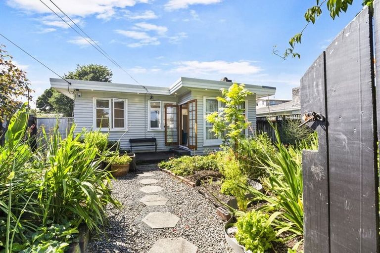 Photo of property in 16 Alexander Road, Raumati Beach, Paraparaumu, 5032