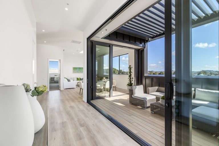 Photo of property in 7/14 Tamariki Avenue, Orewa, 0931