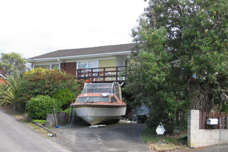 Photo of property in 14 Longbill Place, Glendene, Auckland, 0602