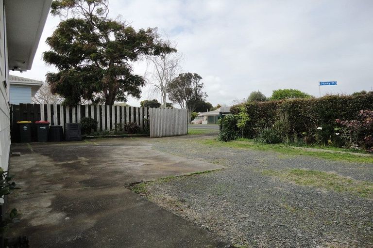 Photo of property in 11 Gibbons Road, Weymouth, Auckland, 2103