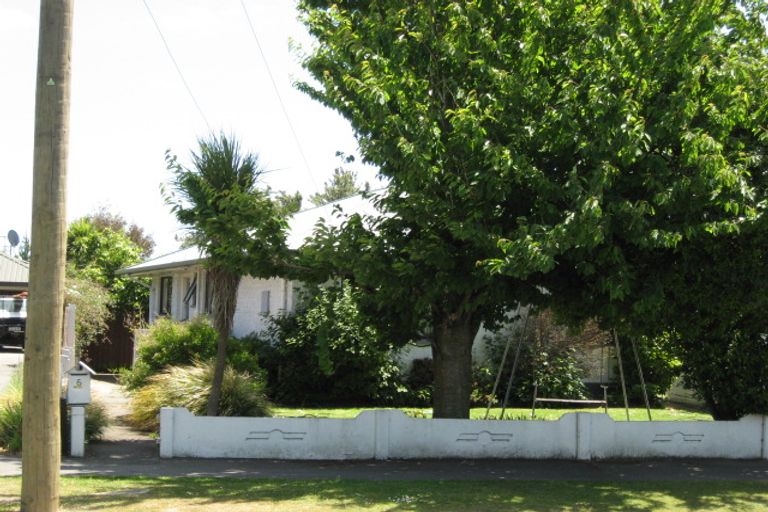 Photo of property in 1/5 Pinehurst Crescent, Russley, Christchurch, 8042