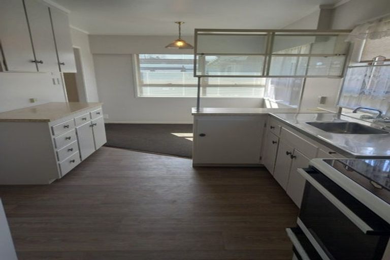 Photo of property in 2/10 Opaheke Road, Papakura, 2110