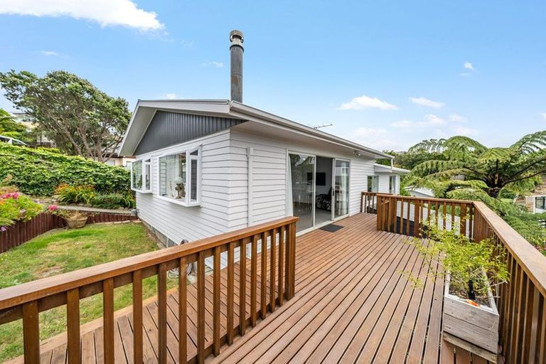 Photo of property in 6 Eastview Grove, Normandale, Lower Hutt, 5010