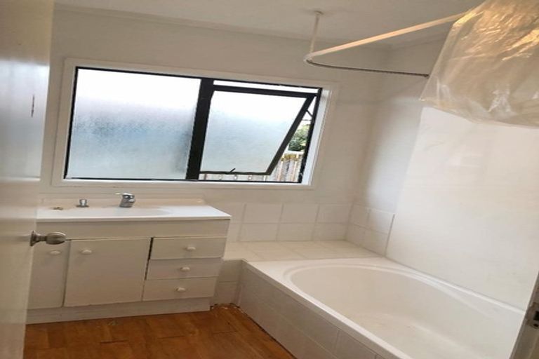 Photo of property in 52 Kelwyn Road, Kelston, Auckland, 0602