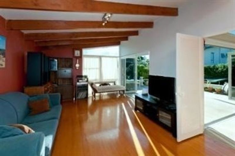 Photo of property in 42 Woodstock Road, Forrest Hill, Auckland, 0620