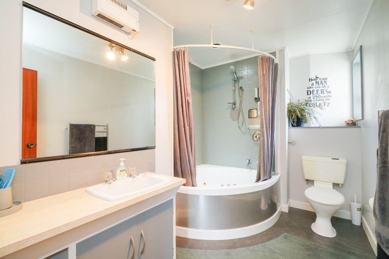 Photo of property in 21 Irvine Street, Wallacetown, 9816