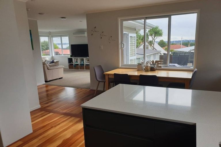 Photo of property in 33 Vodanovich Road, Te Atatu South, Auckland, 0610