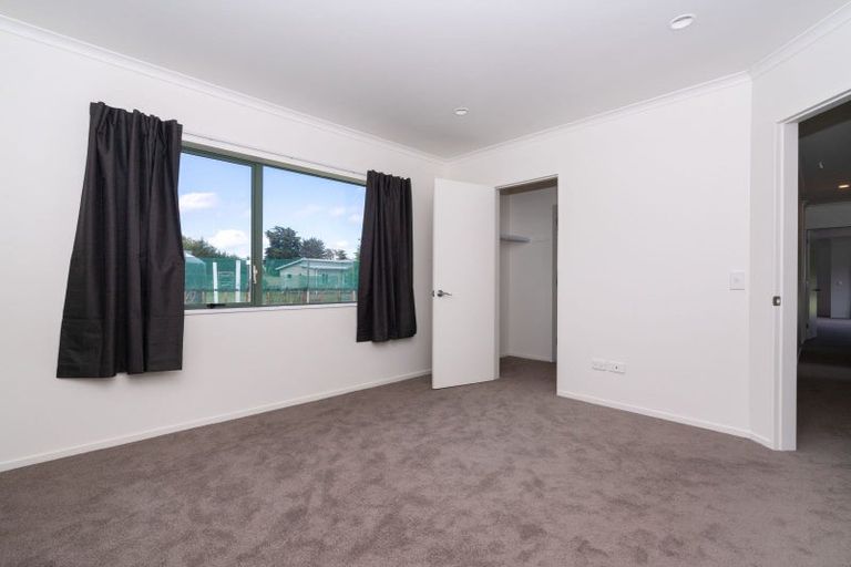 Photo of property in 37 Waikawa Beach Road, Manakau, Levin, 5573