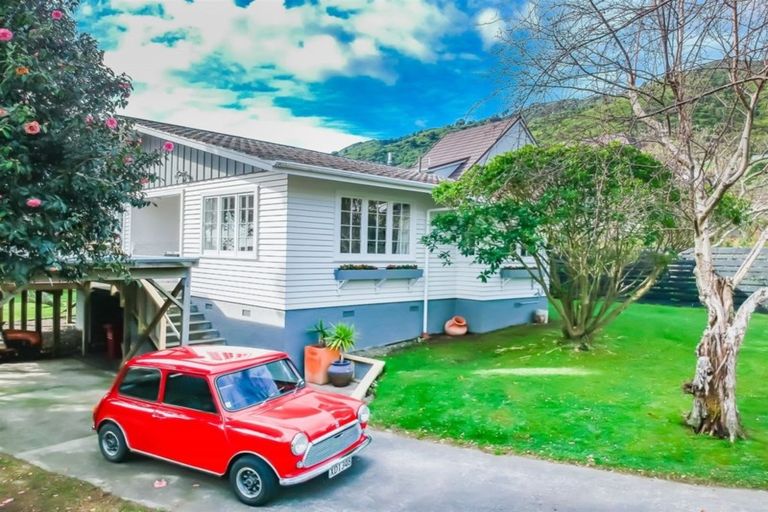 Photo of property in 1 Ruru Street, Waikanae, 5036