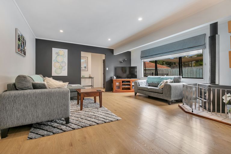 Photo of property in 1/38 Sailfish Drive, West Harbour, Auckland, 0618