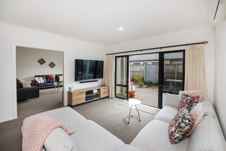 Photo of property in 1 Sycamore Crescent, Fitzherbert, Palmerston North, 4410