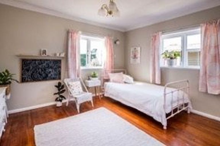 Photo of property in 5 Jillett Street, Titahi Bay, Porirua, 5022