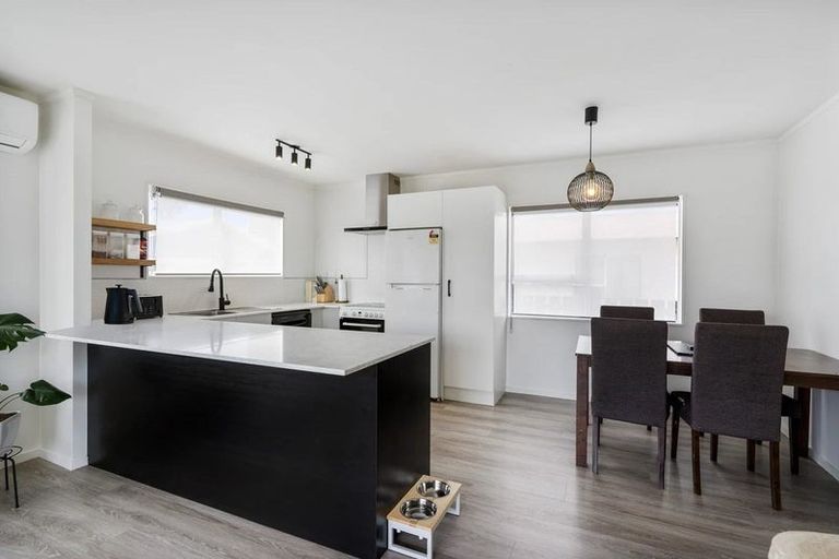 Photo of property in 2/2 Hatherley Place, Clendon Park, Auckland, 2103