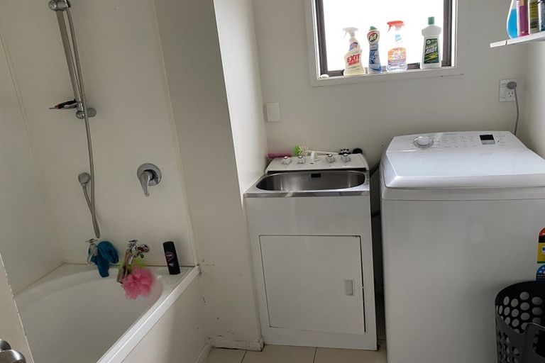 Photo of property in 17 Huruhuru Road, Massey, Auckland, 0614