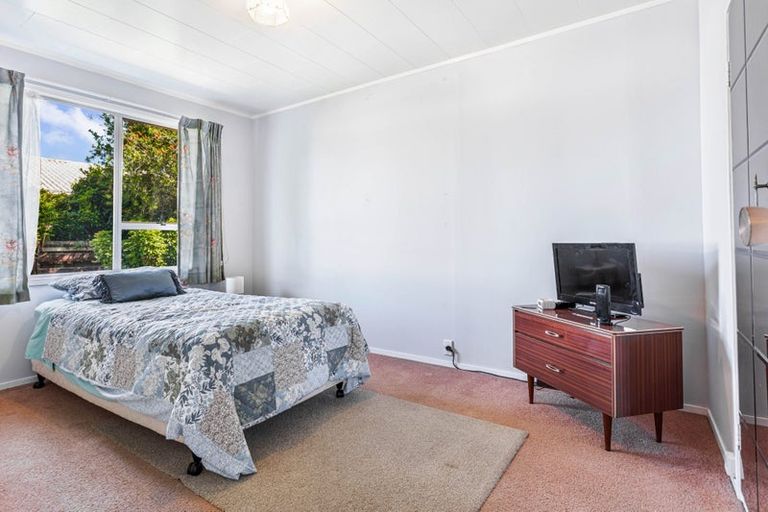Photo of property in 11 Newland Grove, Henderson, Auckland, 0610