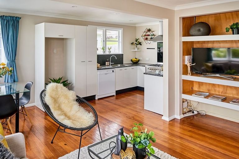 Photo of property in 55 Davidson Crescent, Tawa, Wellington, 5028