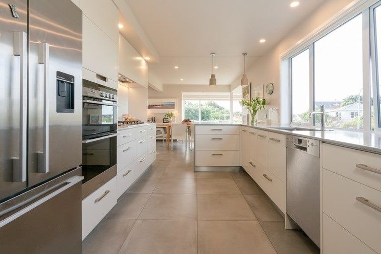 Photo of property in 6 Waiheke Street, Waikanae Beach, Waikanae, 5036