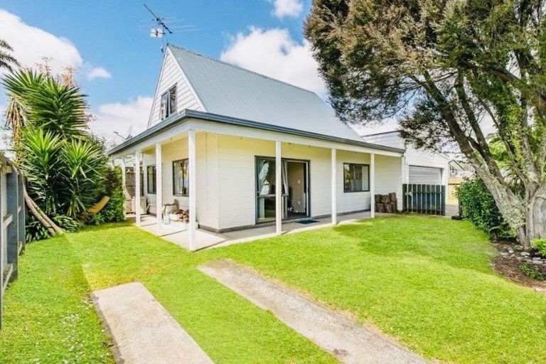 Photo of property in 2 Braeburn Place, Takanini, 2112