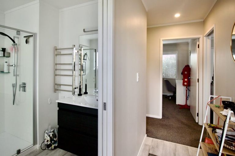 Photo of property in 2a Taipari Road, Te Atatu Peninsula, Auckland, 0610