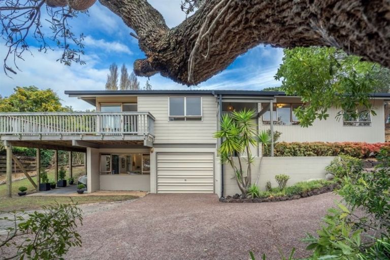 Photo of property in 42 Deuxberry Avenue, Northcote, Auckland, 0627