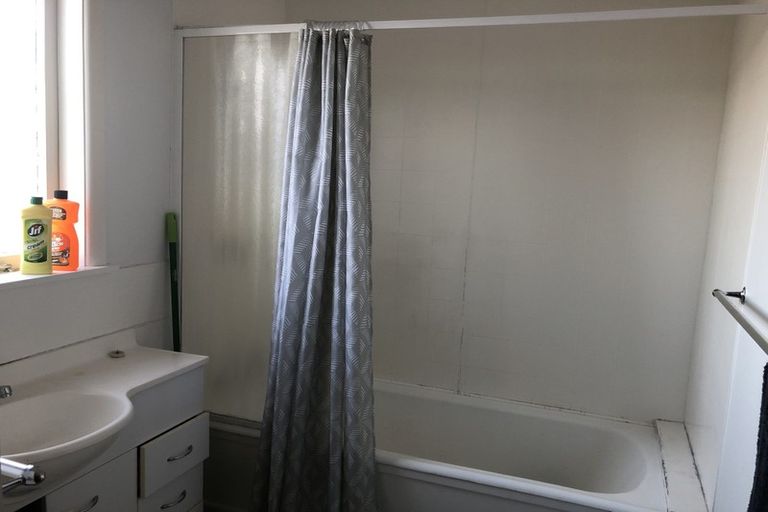 Photo of property in 964 East Coast Road, Northcross, Auckland, 0632