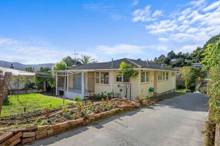 Photo of property in 18 Forest Road, Pinehaven, Upper Hutt, 5019